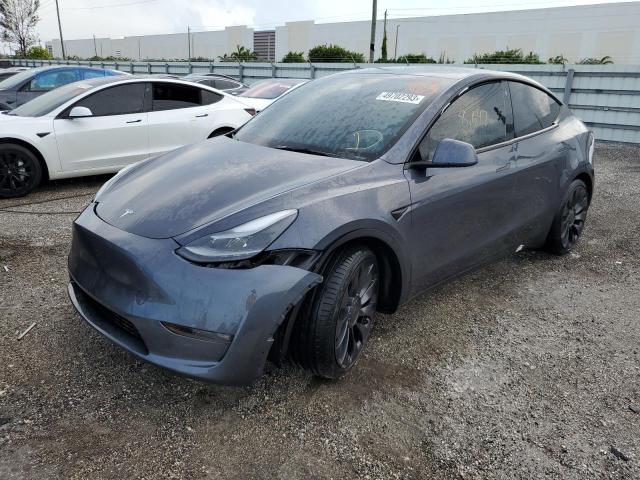 Carros dañados por inundaciones a la venta en subasta: 2022 Tesla Model Y
