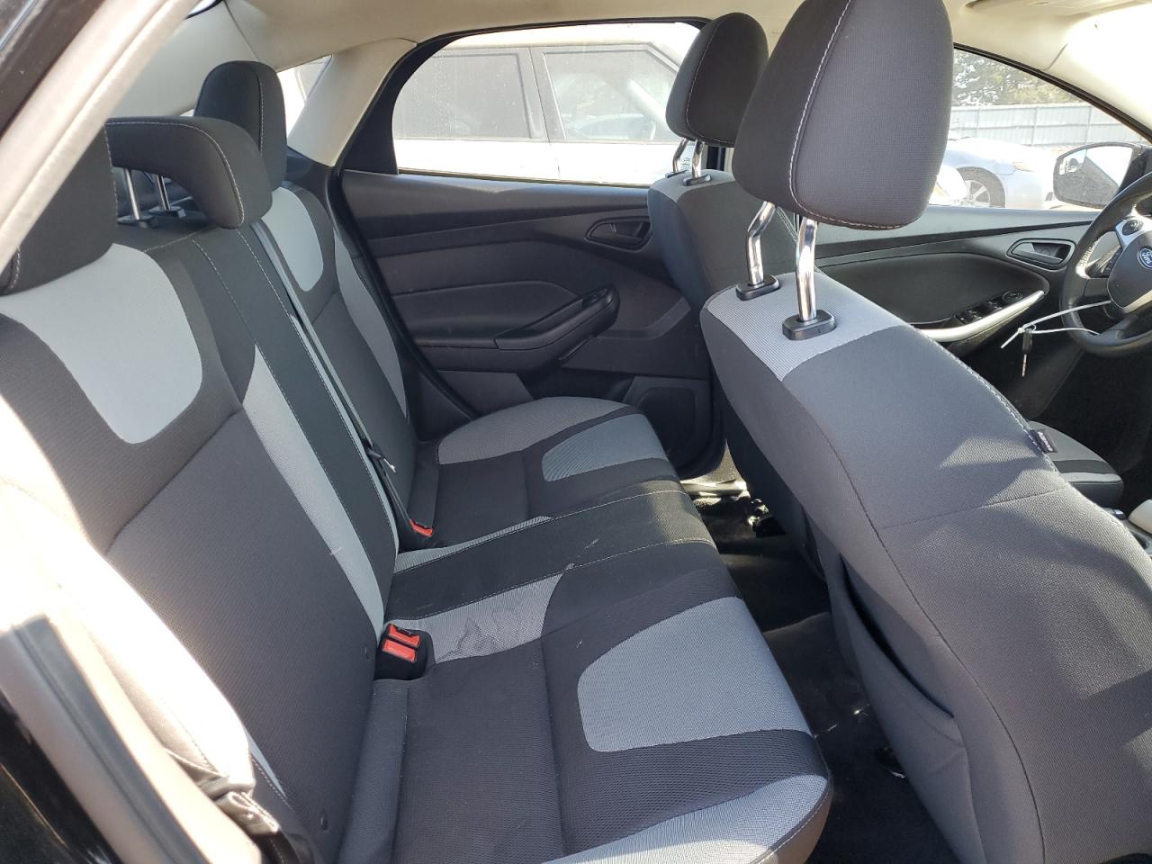 1FAHP3F22CL278318 2012 Ford Focus Se