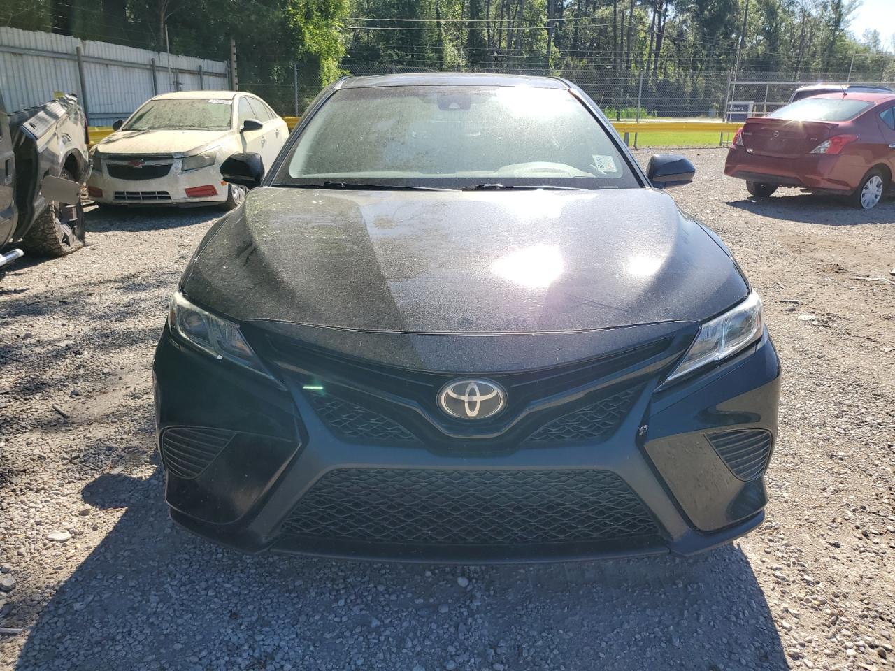 4T1B11HK3JU528977 2018 Toyota Camry L