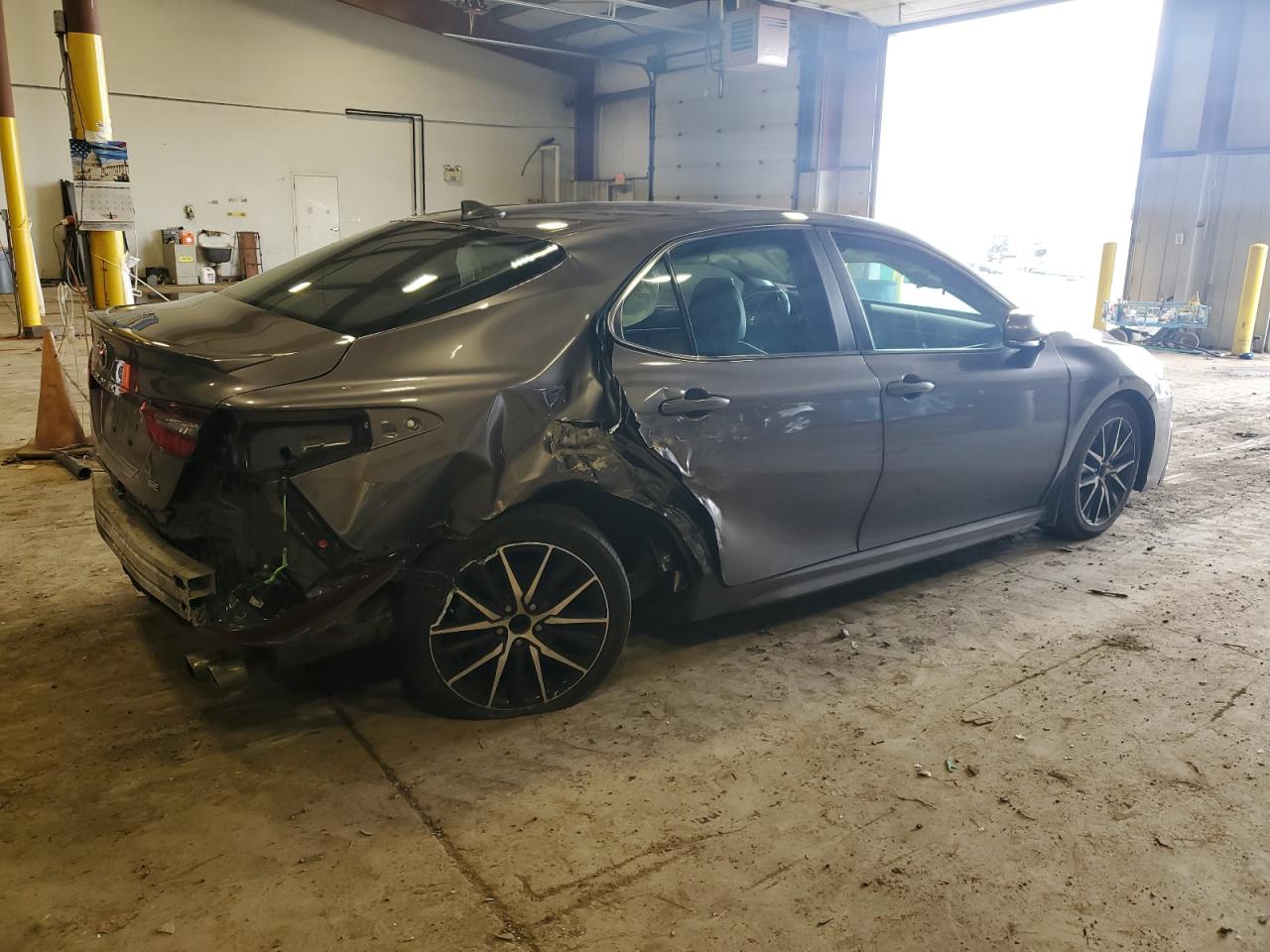 4T1T11AK6NU643979 TOYOTA CAMRY 2022