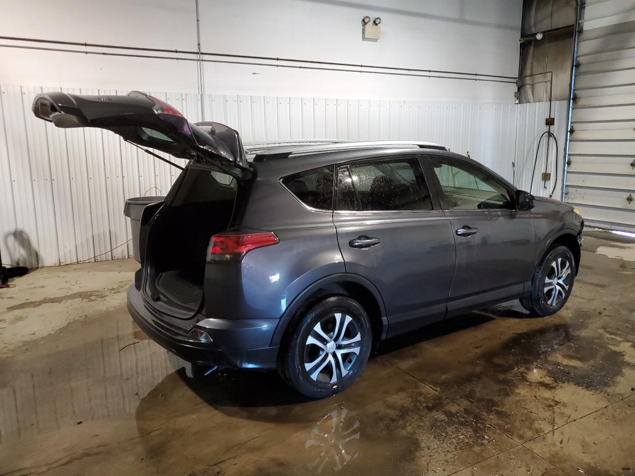 JTMBFREV8JJ176323 2018 Toyota Rav4 Le