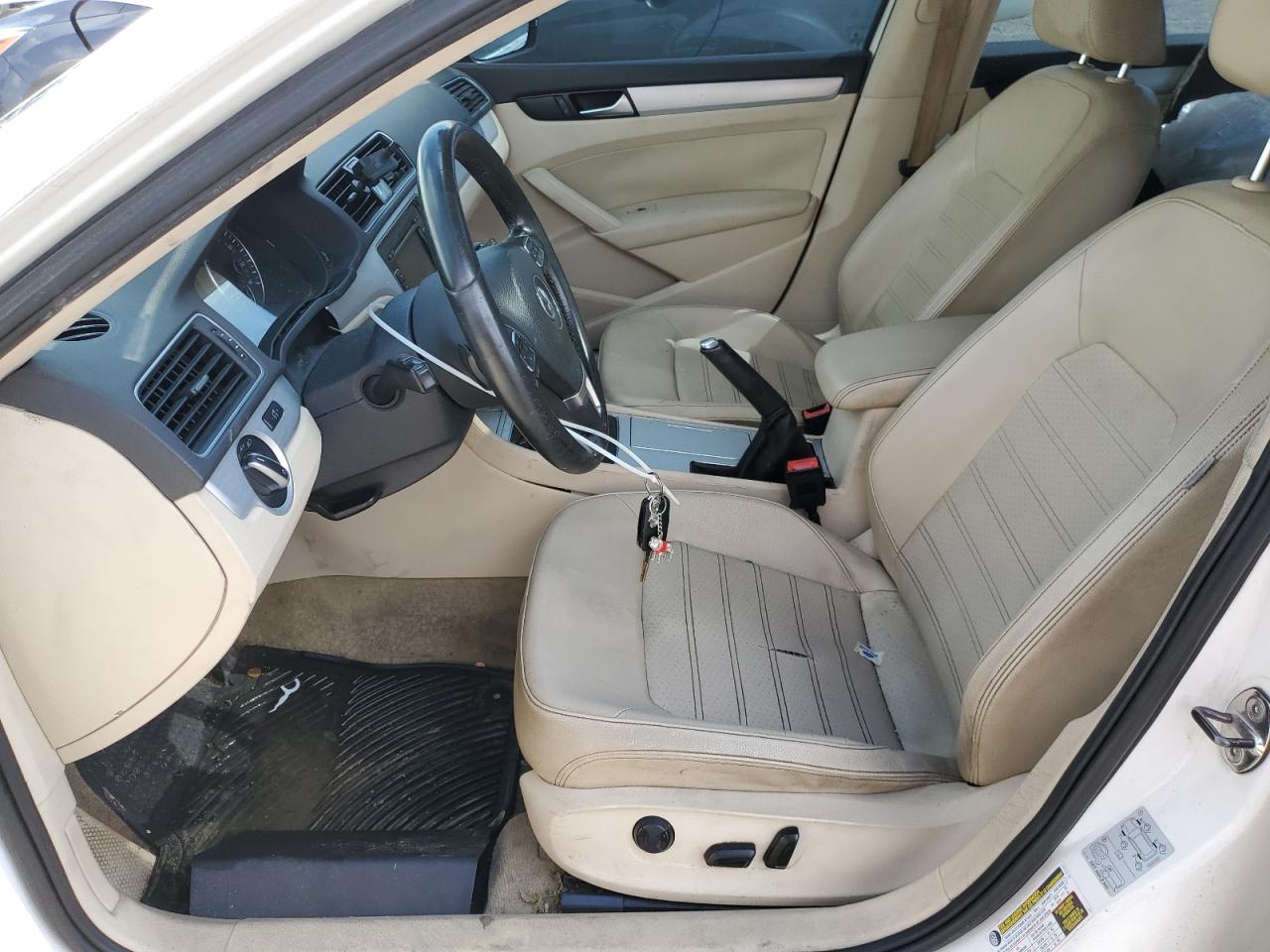 1VWBM7A34CC096049 2012 Volkswagen Passat Se