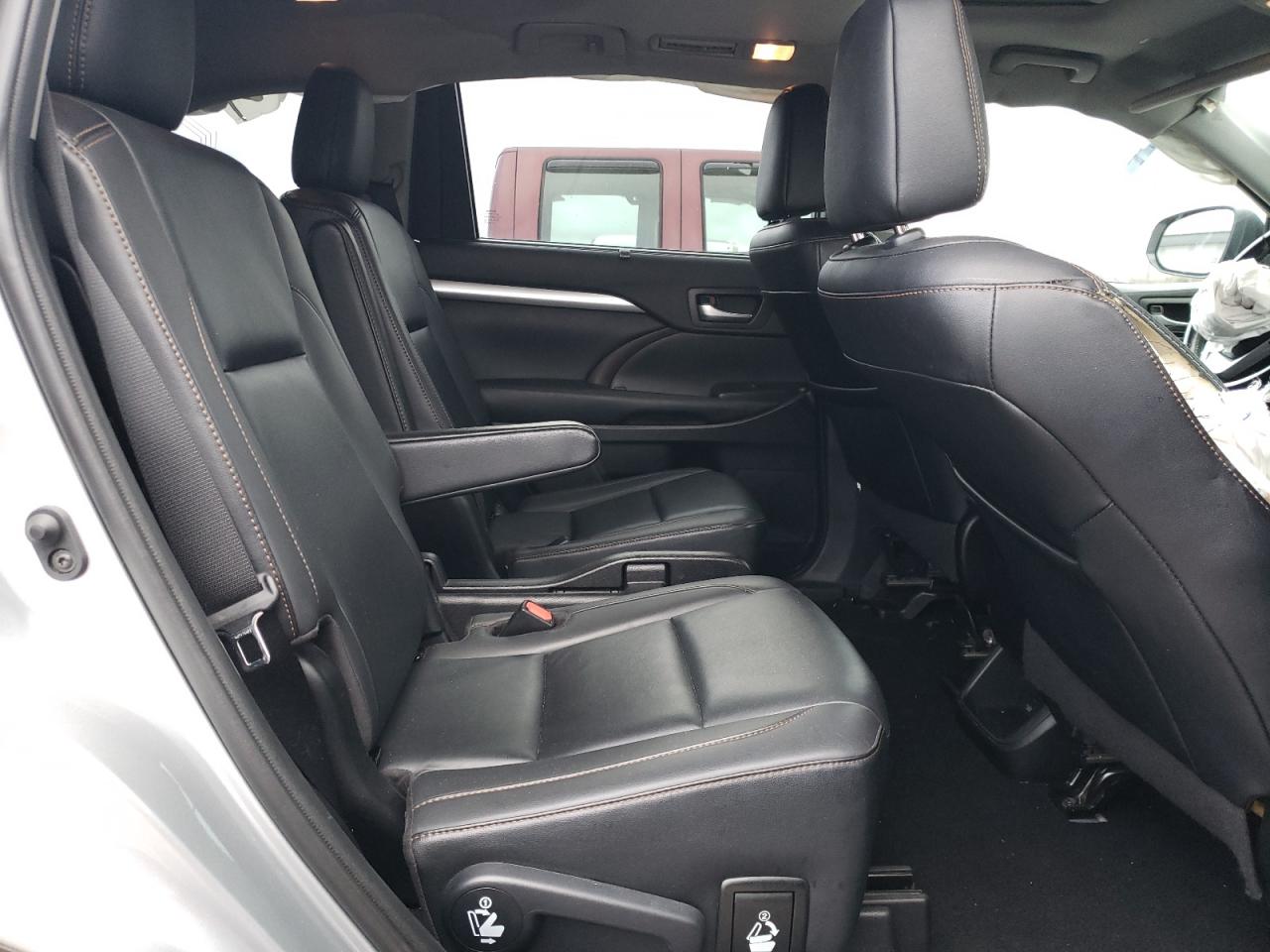 5TDKZRFH9KS558610 2019 Toyota Highlander Se