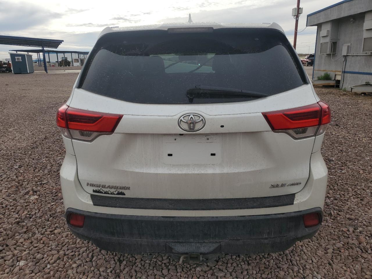 5TDJZRFH9JS815520 2018 Toyota Highlander Se