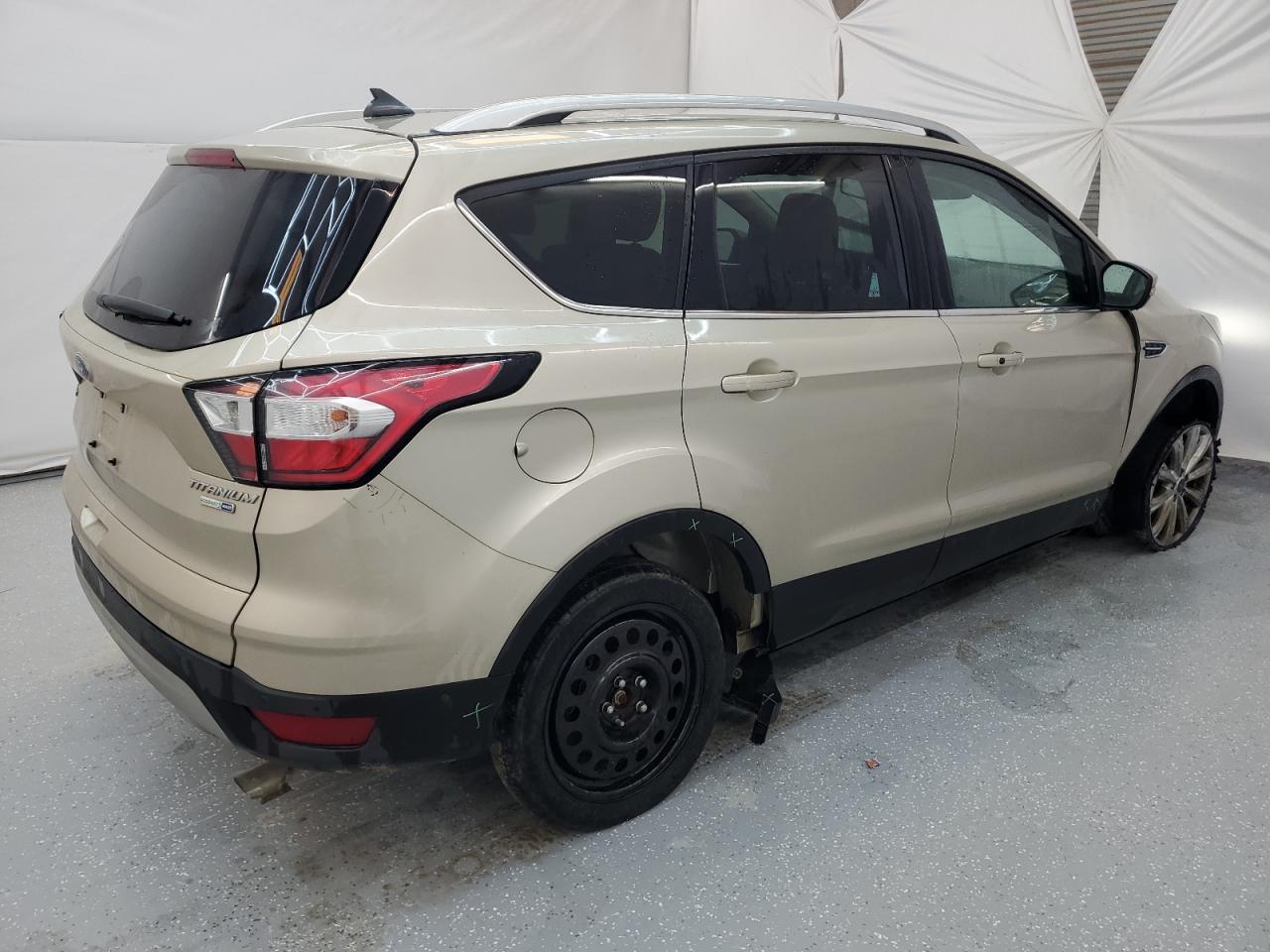 1FMCU9J97JUB31032 2018 Ford Escape Titanium