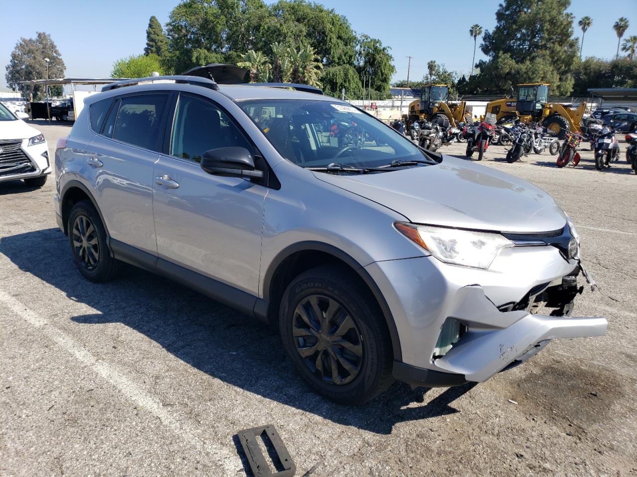 2T3ZFREVXHW355957 2017 Toyota Rav4 Le