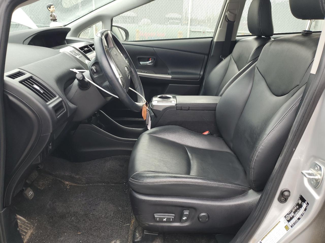 JTDZN3EU8JJ074736 2018 Toyota Prius V