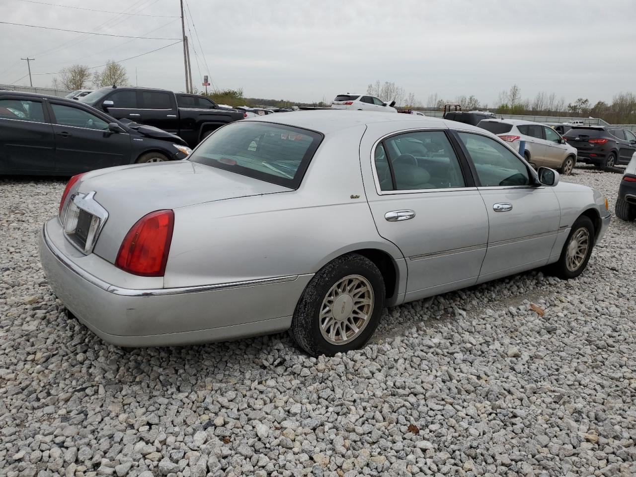 1LNFM83W3WY731699 1998 Lincoln Town Car Cartier