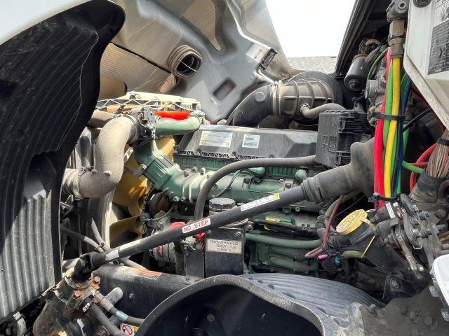 Lot #2461695423 2019 VOLVO VN VNL salvage car