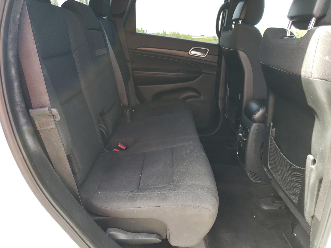 1C4RJFAG7JC106092 2018 Jeep Grand Cherokee Laredo