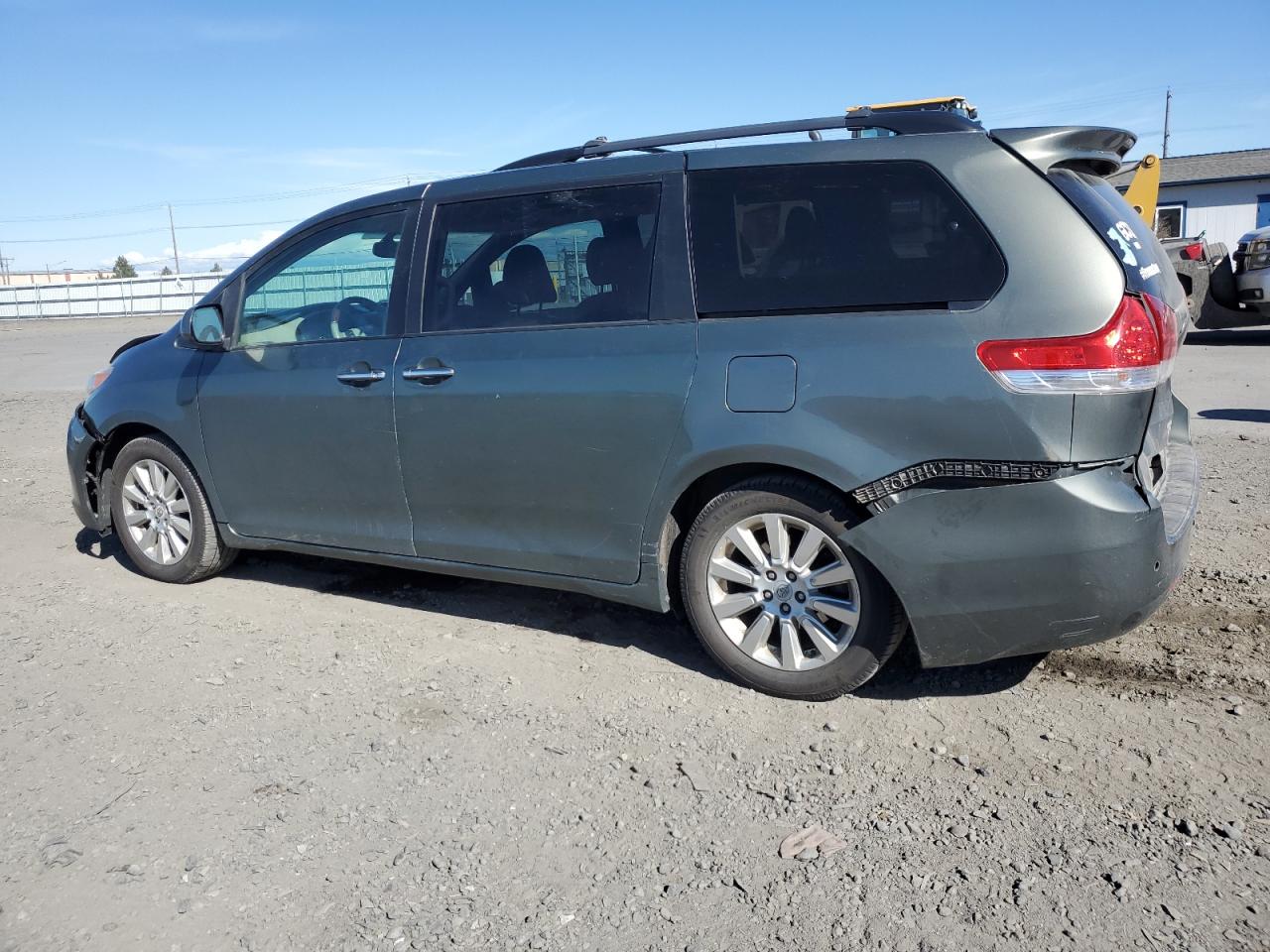 5TDDK3DC2BS020025 2011 Toyota Sienna Xle