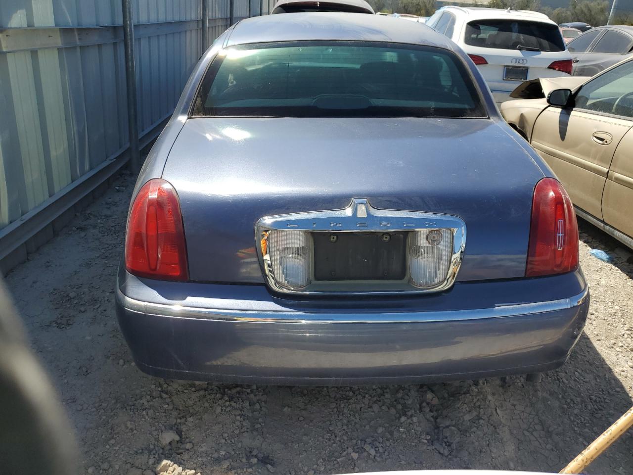 1LNHM82W6YY941310 2000 Lincoln Town Car Signature