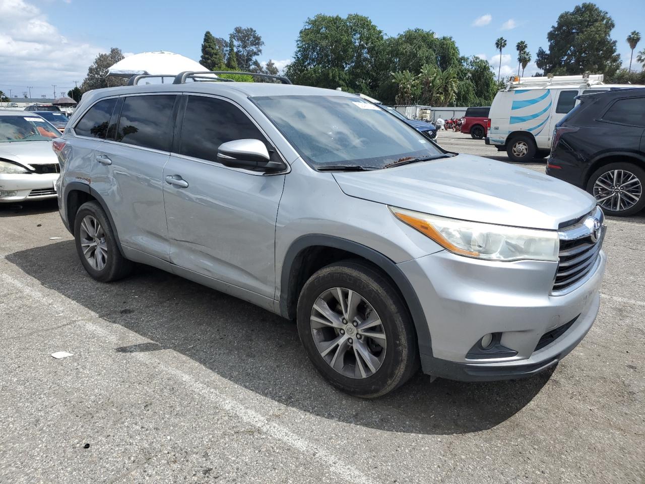 2015 Toyota Highlander Le vin: 5TDZKRFHXFS046668