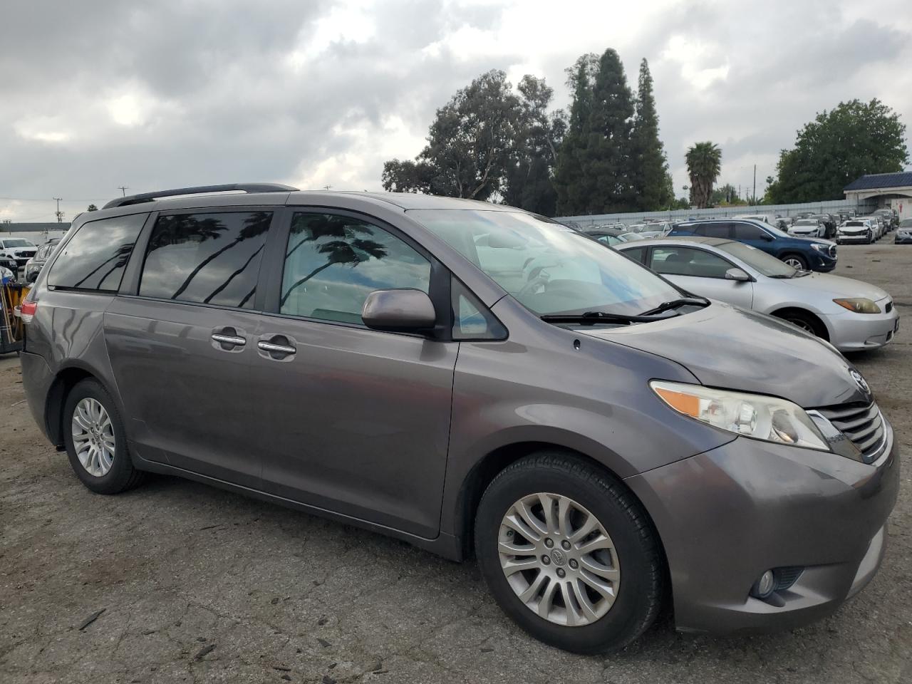 5TDYK3DC0ES415665 2014 Toyota Sienna Xle