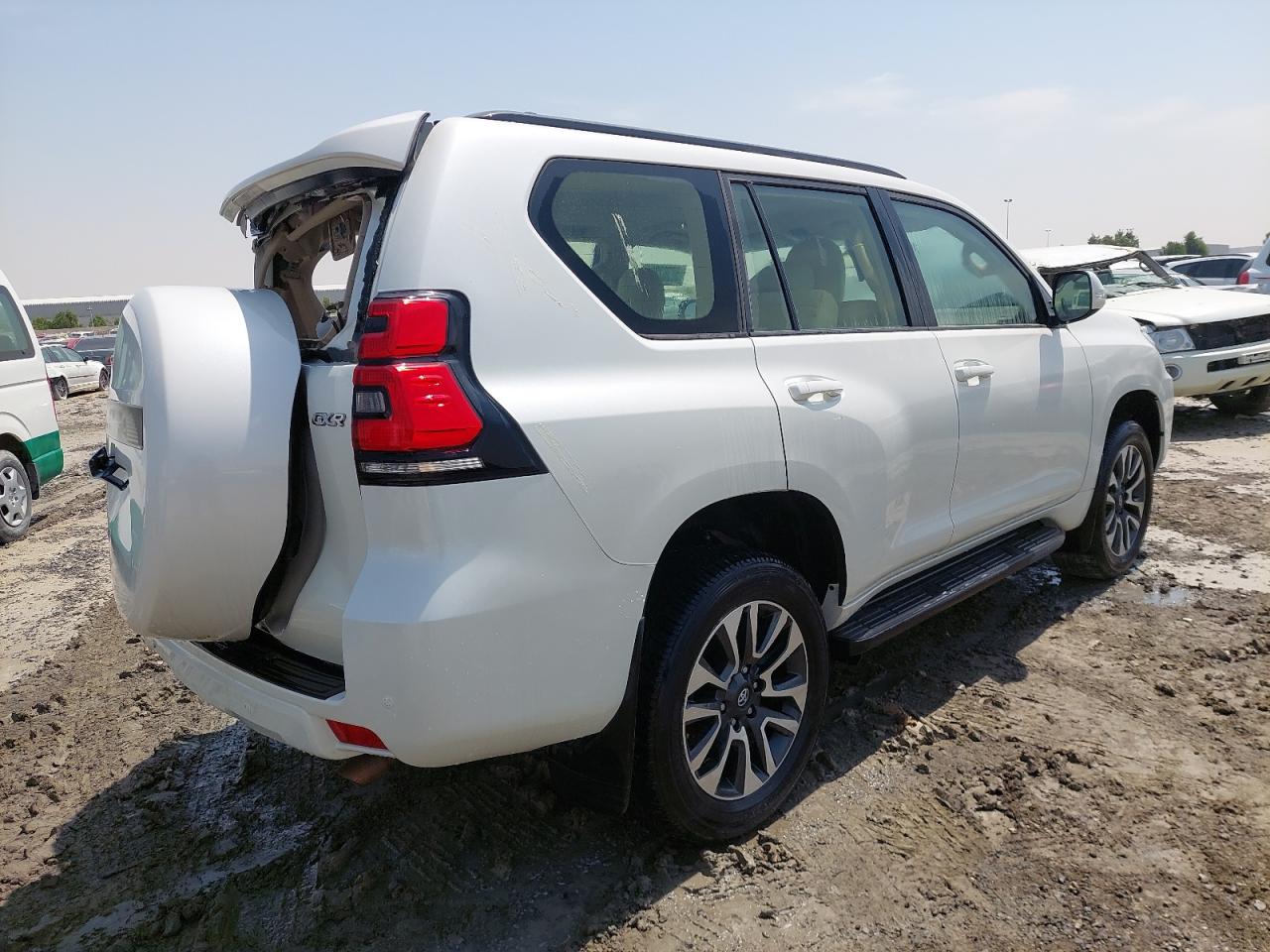 JTEBU3FJ4P5097260 Auction: COPART UAE Lot: 52362204 Location: DUBAI INDUSTRIAL CITY - DUBAI JTEBU3FJ4P5097260 TOYOTA PRADO 2023 WHITE Photo 4