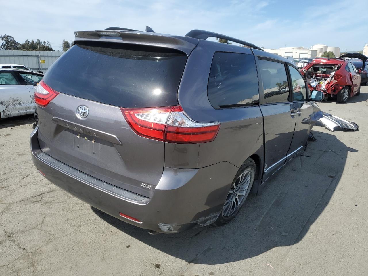 5TDYZ3DC8KS008216 2019 Toyota Sienna Xle