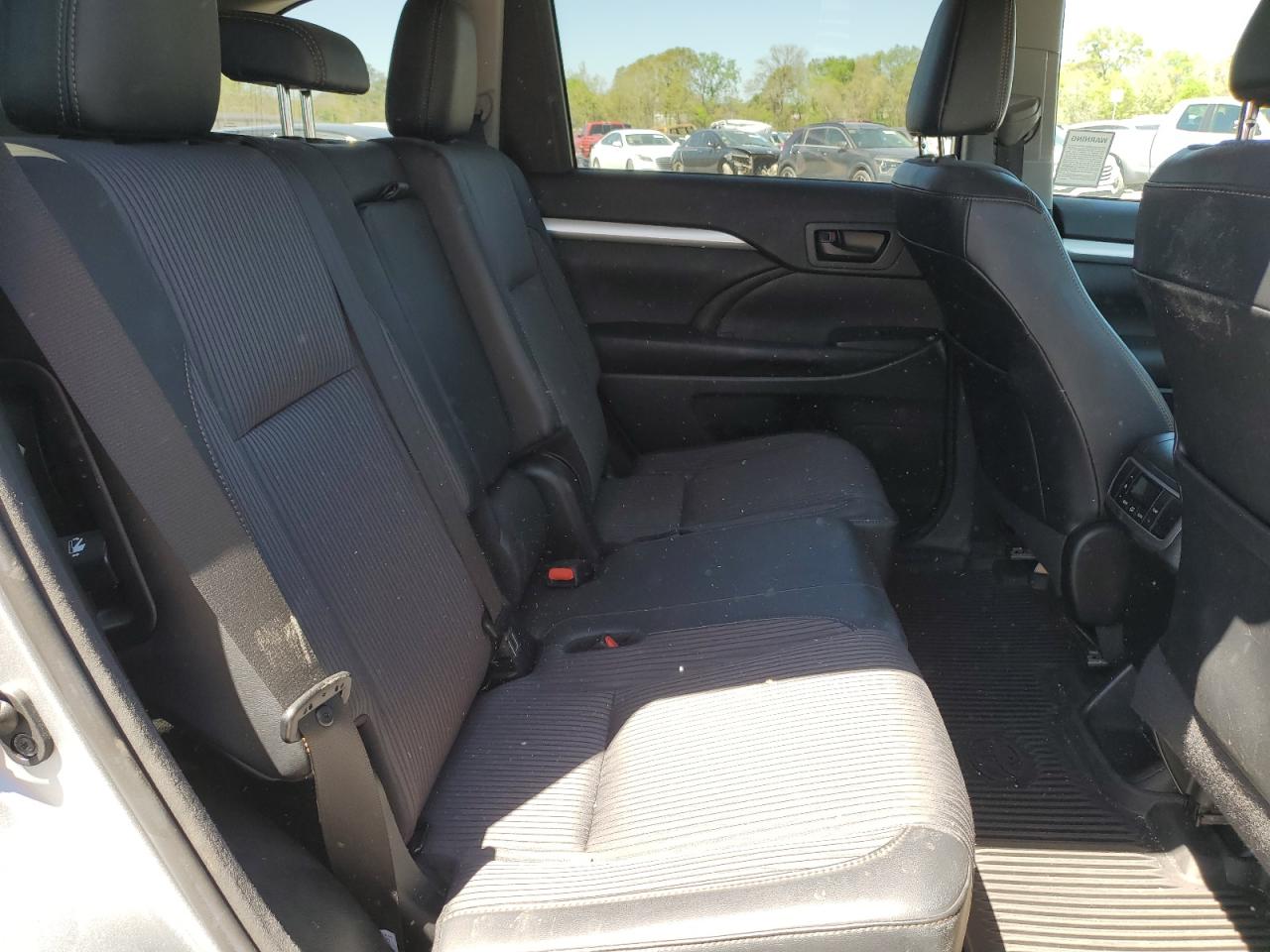 5TDZZRFH1HS208038 2017 Toyota Highlander Le