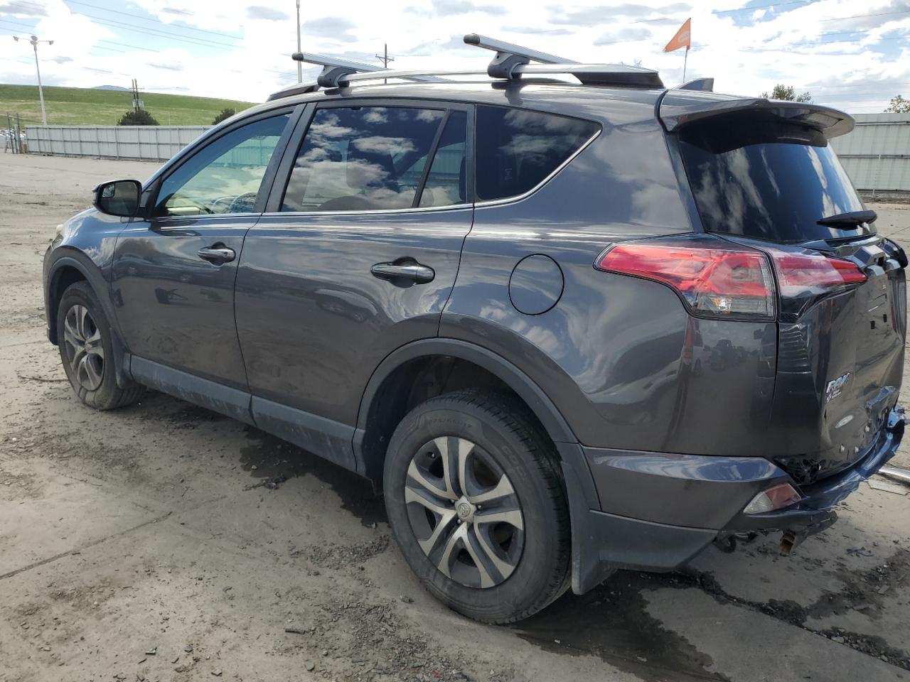 2017 Toyota Rav4 Le vin: JTMBFREV5HJ123492