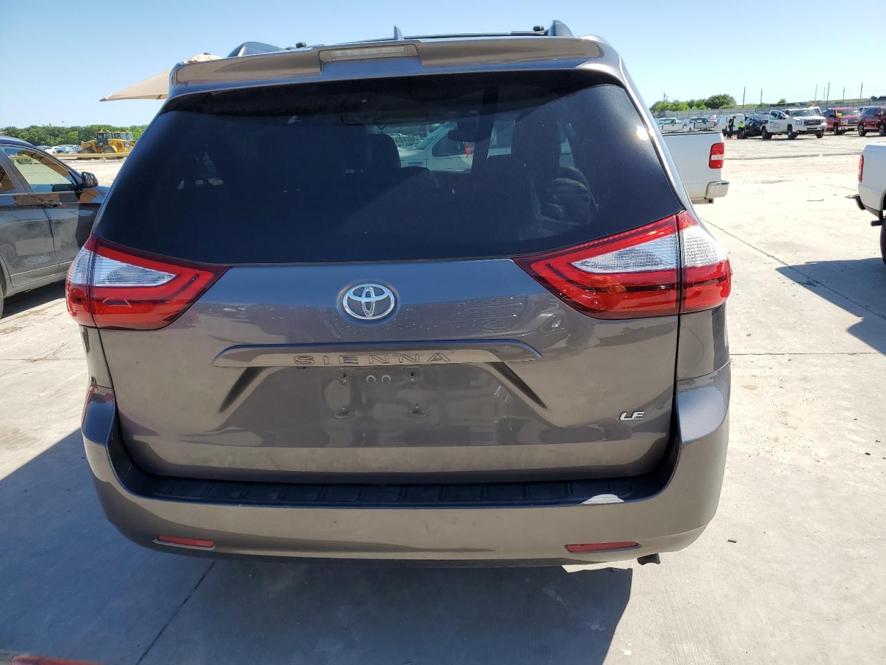 2018 Toyota Sienna Le vin: 5TDKZ3DC0JS935604