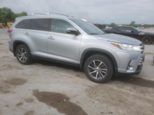 VIN 5TDJZRFH6KS948897 2019 Toyota Highlander, SE no.4