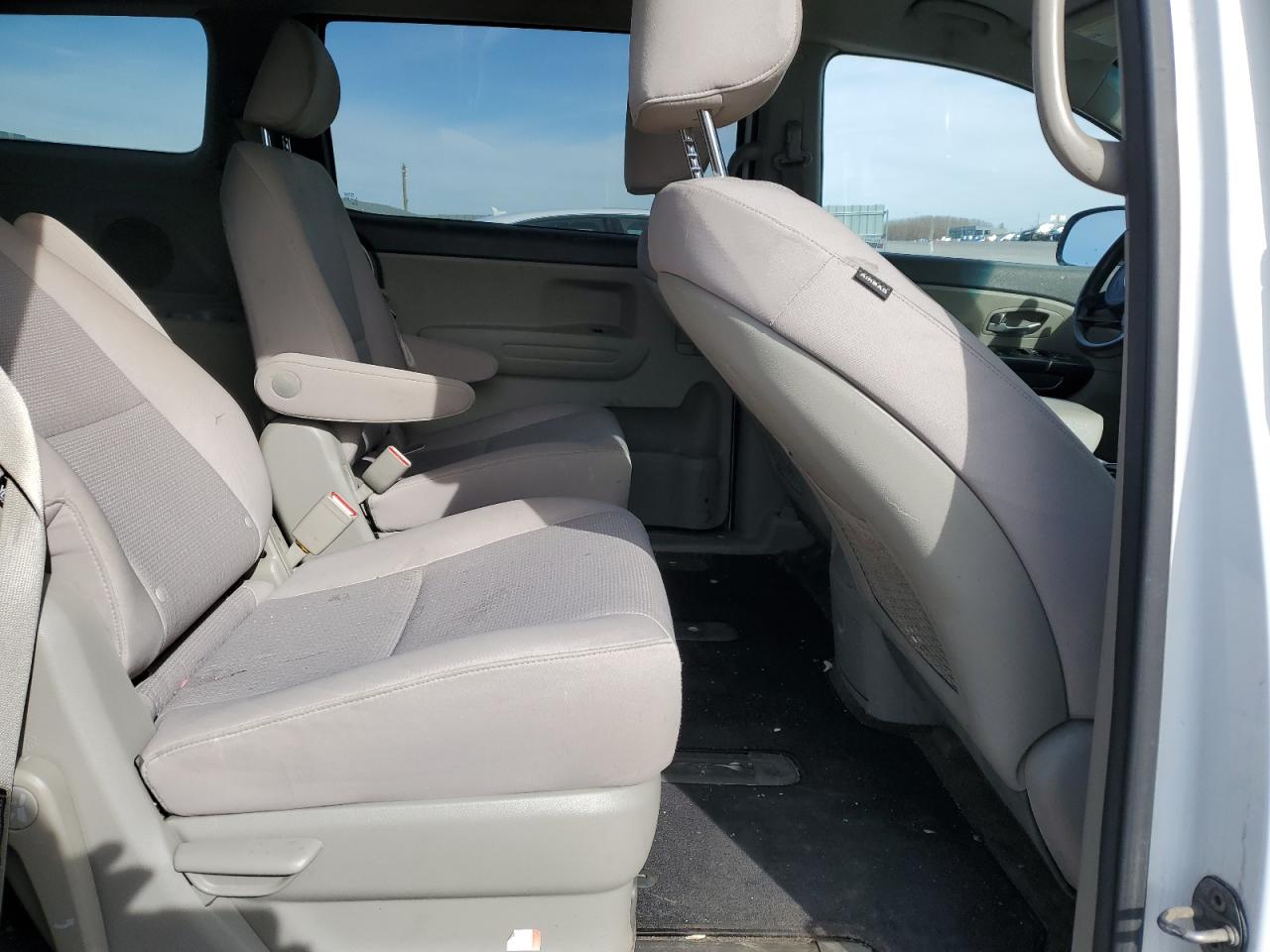 KNDMA5C11J6414774 2018 Kia Sedona L