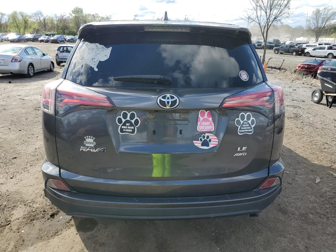 JTMBFREV3JJ225167 2018 Toyota Rav4 Le