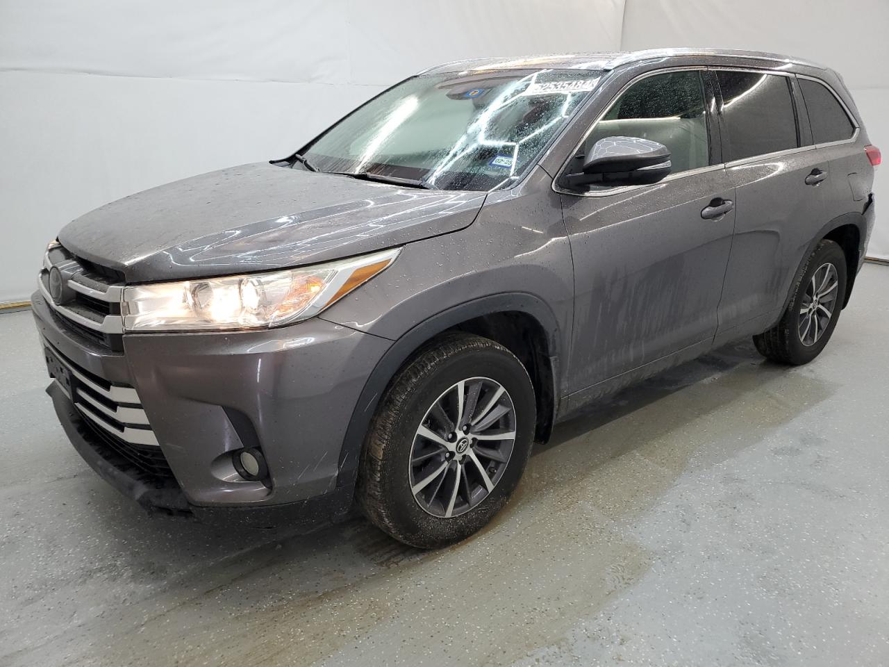 5TDJZRFH5JS873298 2018 Toyota Highlander Se