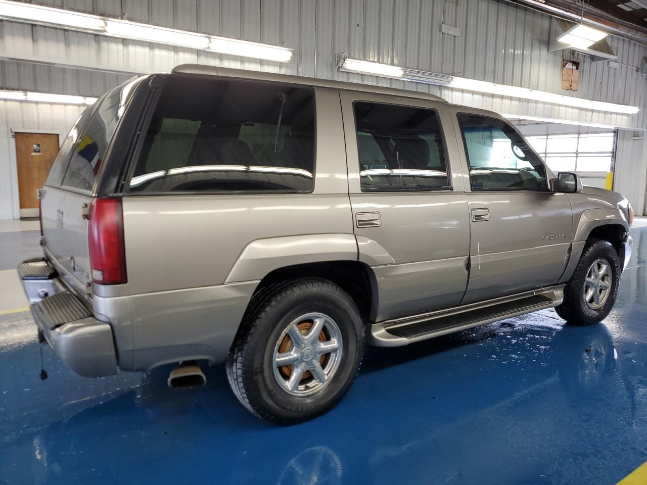 1GYEK63R0YR219734 2000 Cadillac Escalade Luxury