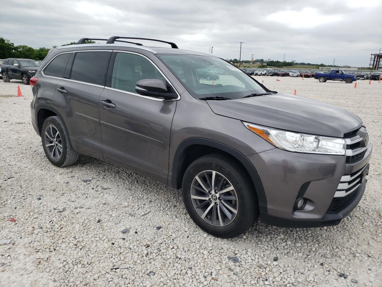5TDKZRFH7JS284581 2018 Toyota Highlander Se