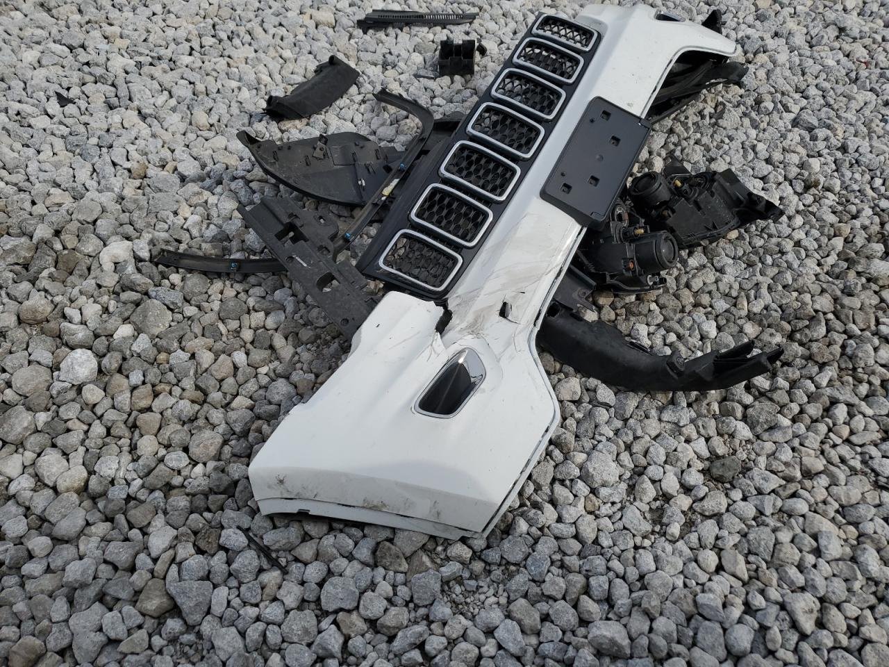 1C4RJFAG3KC635590 2019 Jeep Grand Cherokee Laredo