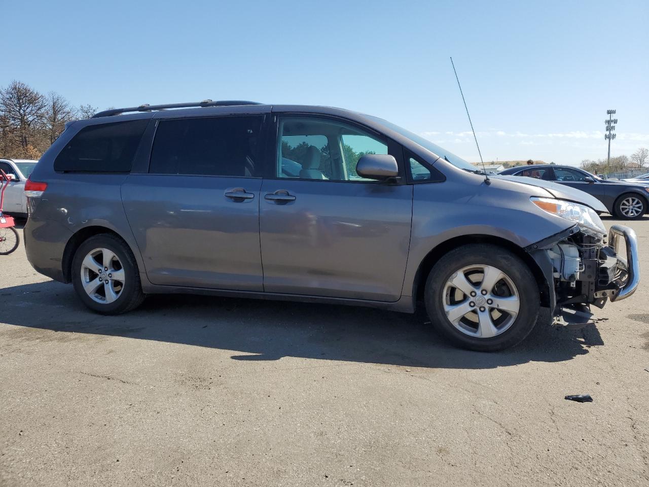 5TDKK3DC3BS069998 2011 Toyota Sienna Le