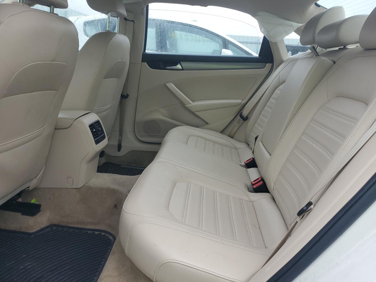 1VWBT7A36FC077946 2015 Volkswagen Passat Se