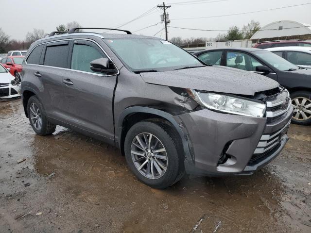 VIN 5TDJZRFH2KS704860 2019 Toyota Highlander, SE no.4