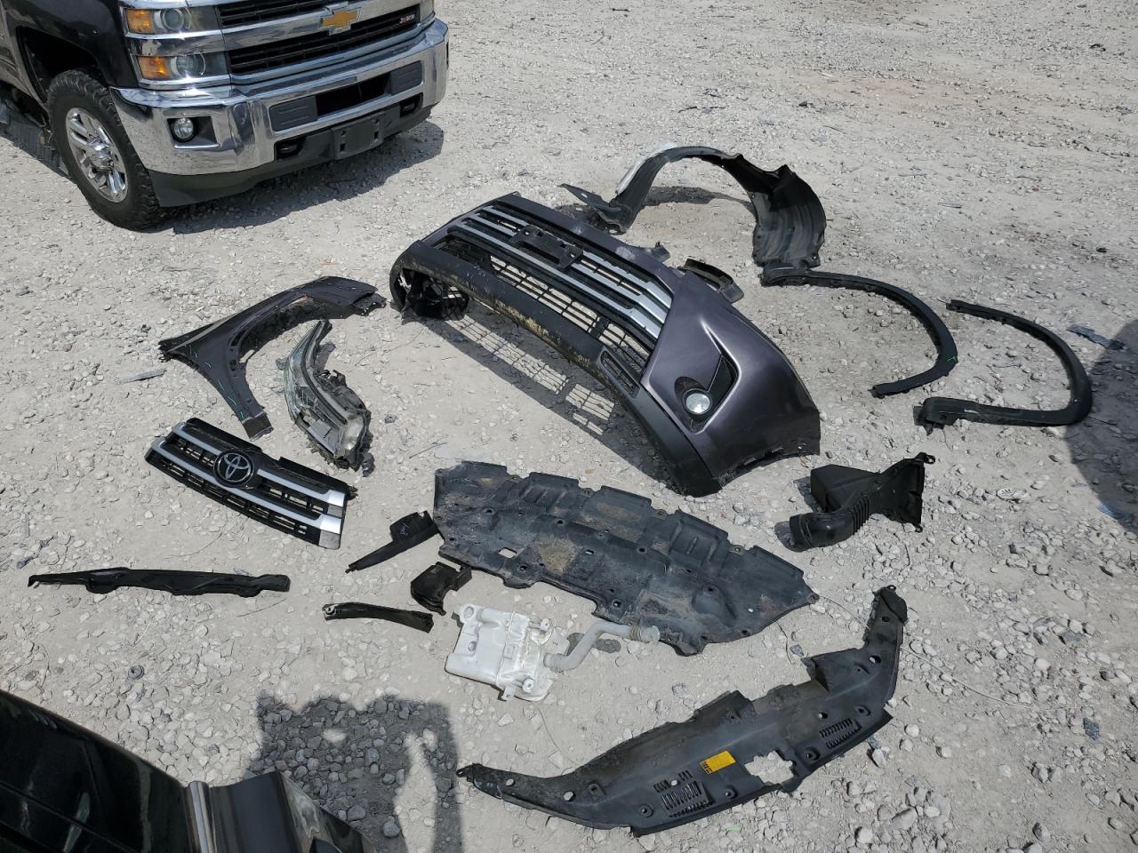 5TDZZRFH7KS318826 2019 Toyota Highlander Le