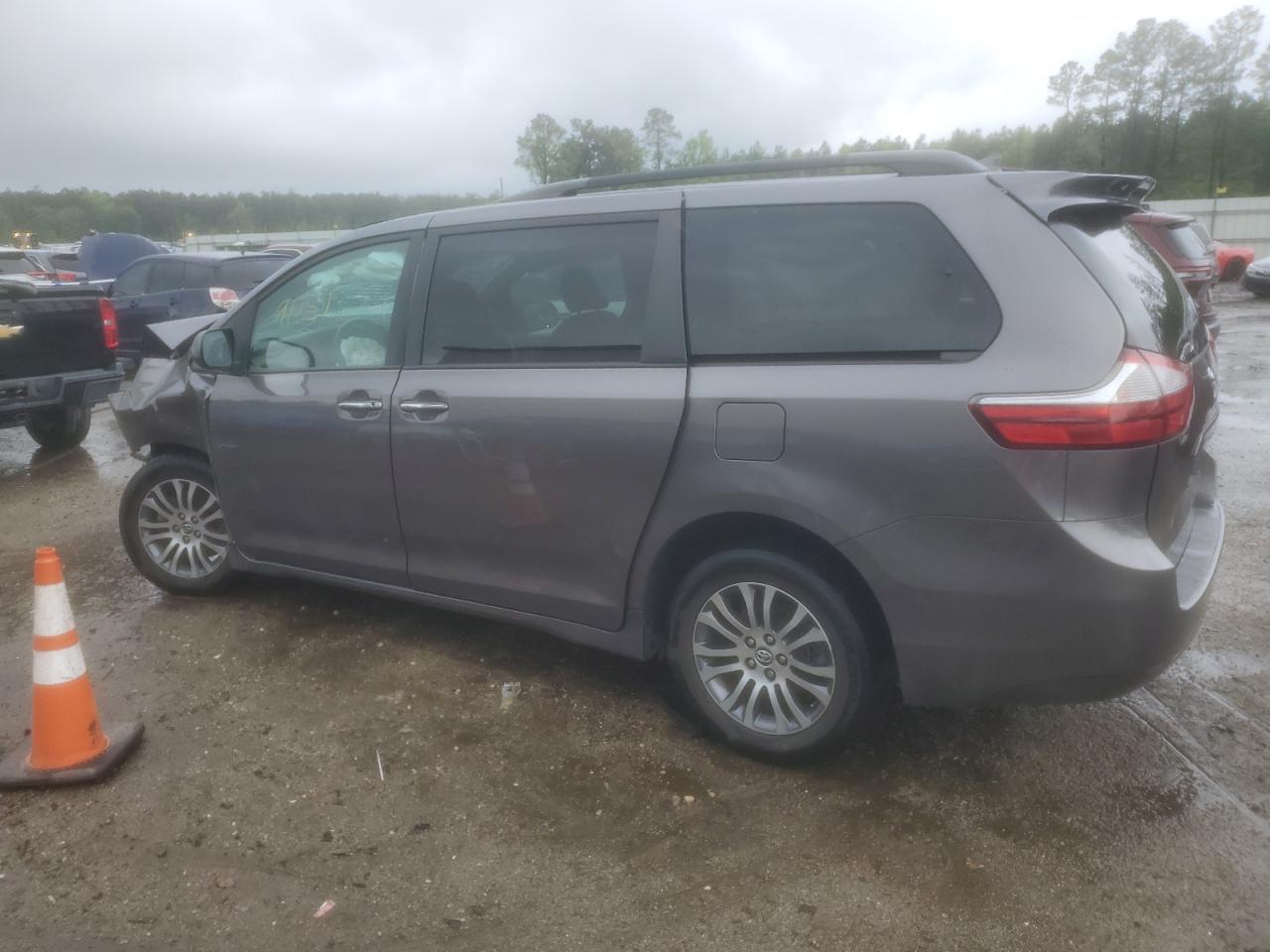 5TDYZ3DC1JS965673 2018 Toyota Sienna Xle