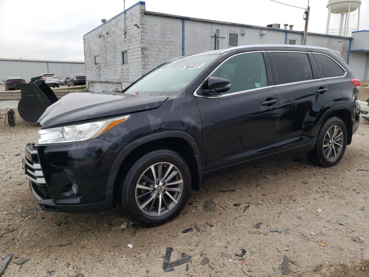 5TDJZRFH8HS375932 2017 Toyota Highlander Se