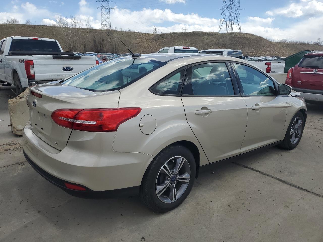 2018 Ford Focus Se vin: 1FADP3F23JL227356