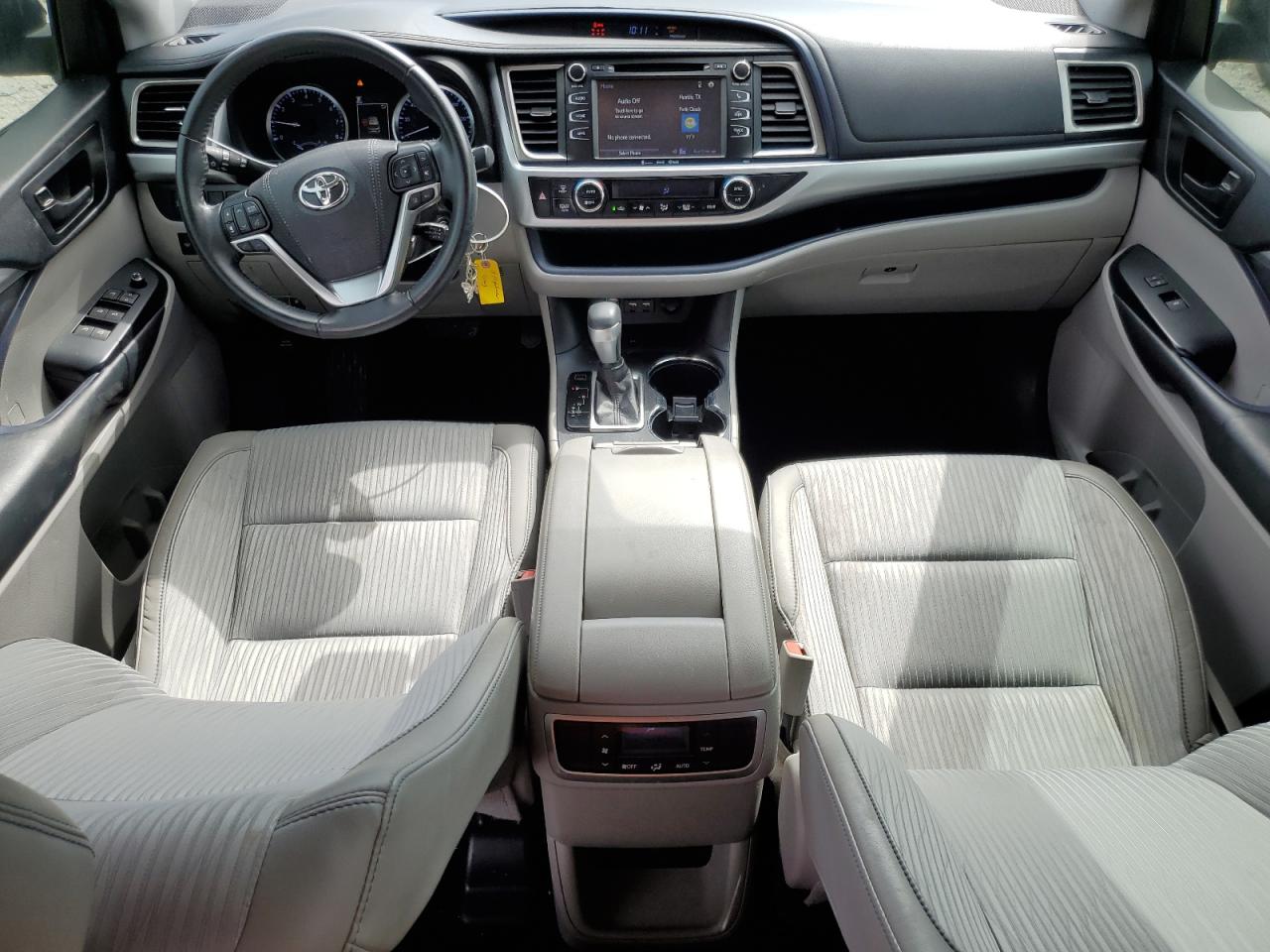 5TDZZRFH7KS318826 2019 Toyota Highlander Le