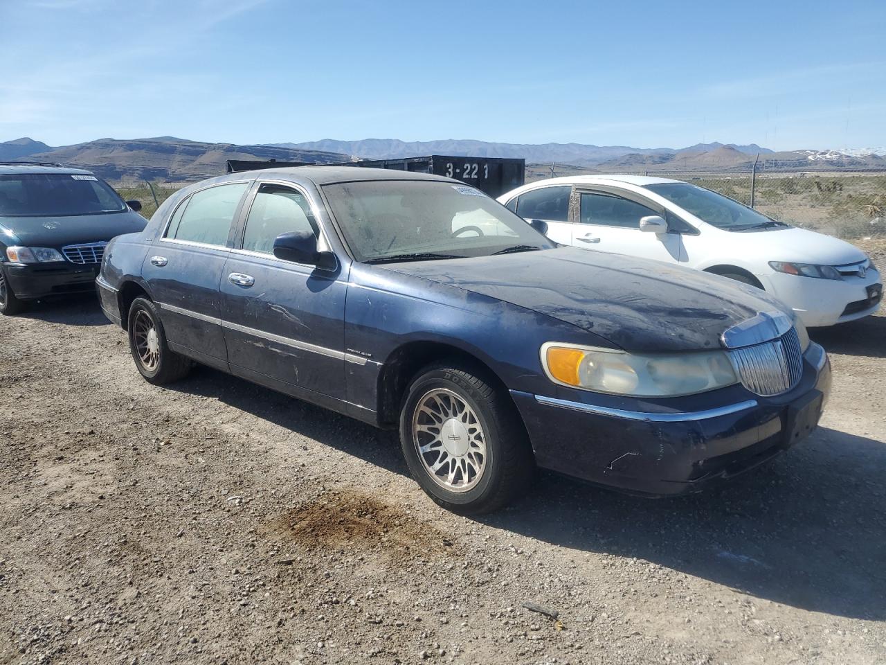 Lot #2459860153 2001 LINCOLN TOWN CAR S