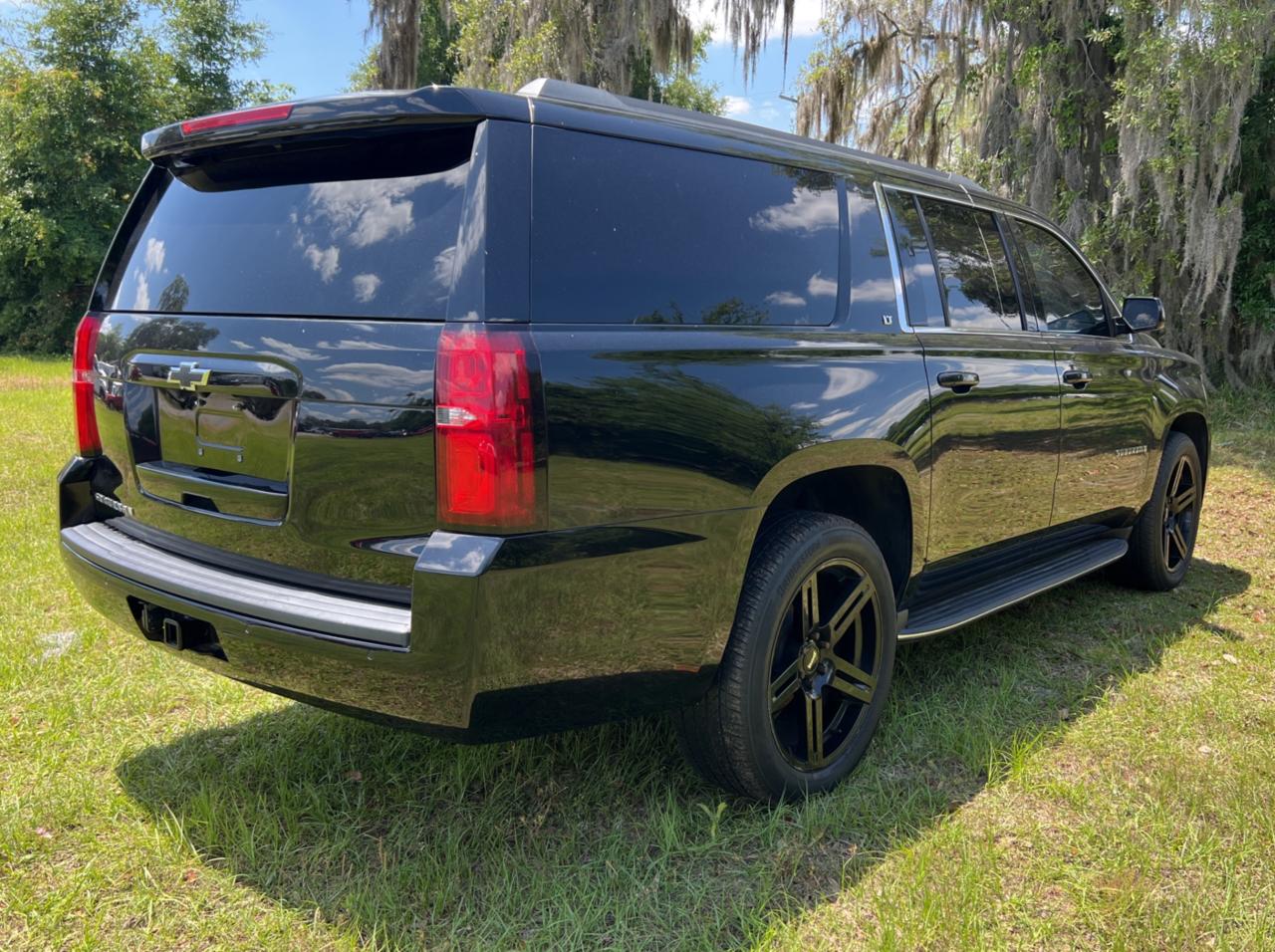 2017 Chevrolet Suburban C1500 Lt vin: 1GNSCHKCXHR232528