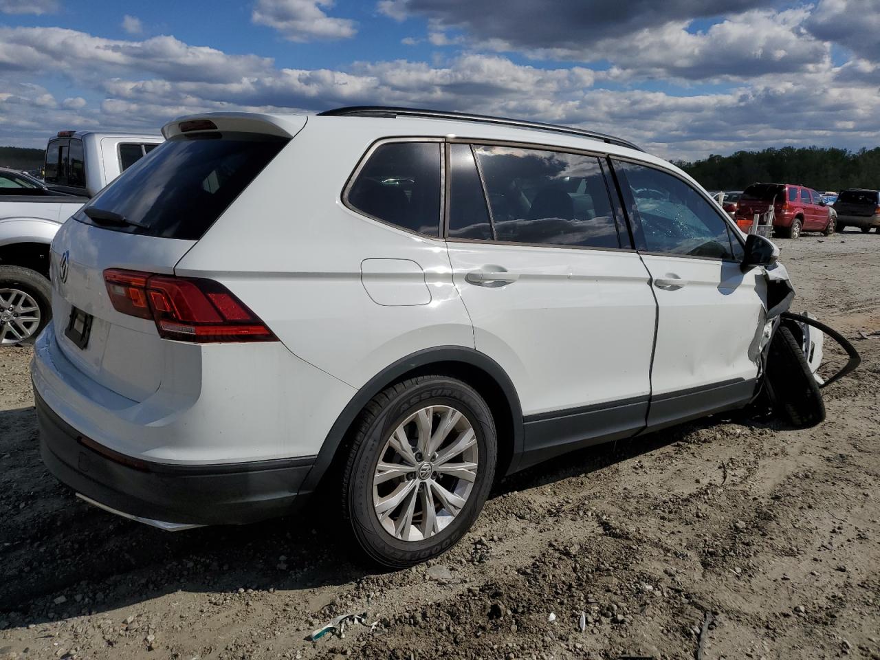 3VV1B7AX1KM044643 2019 Volkswagen Tiguan S