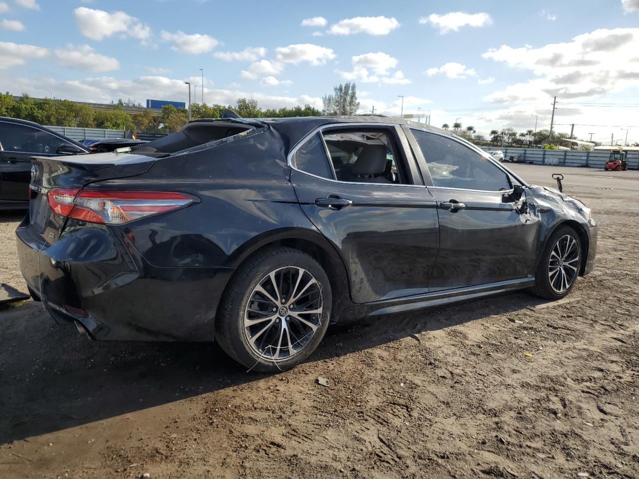 4T1B11HK8JU537173 TOYOTA CAMRY 2018