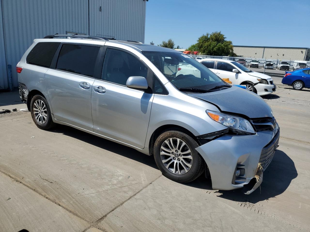 5TDYZ3DC8KS978227 2019 Toyota Sienna Xle