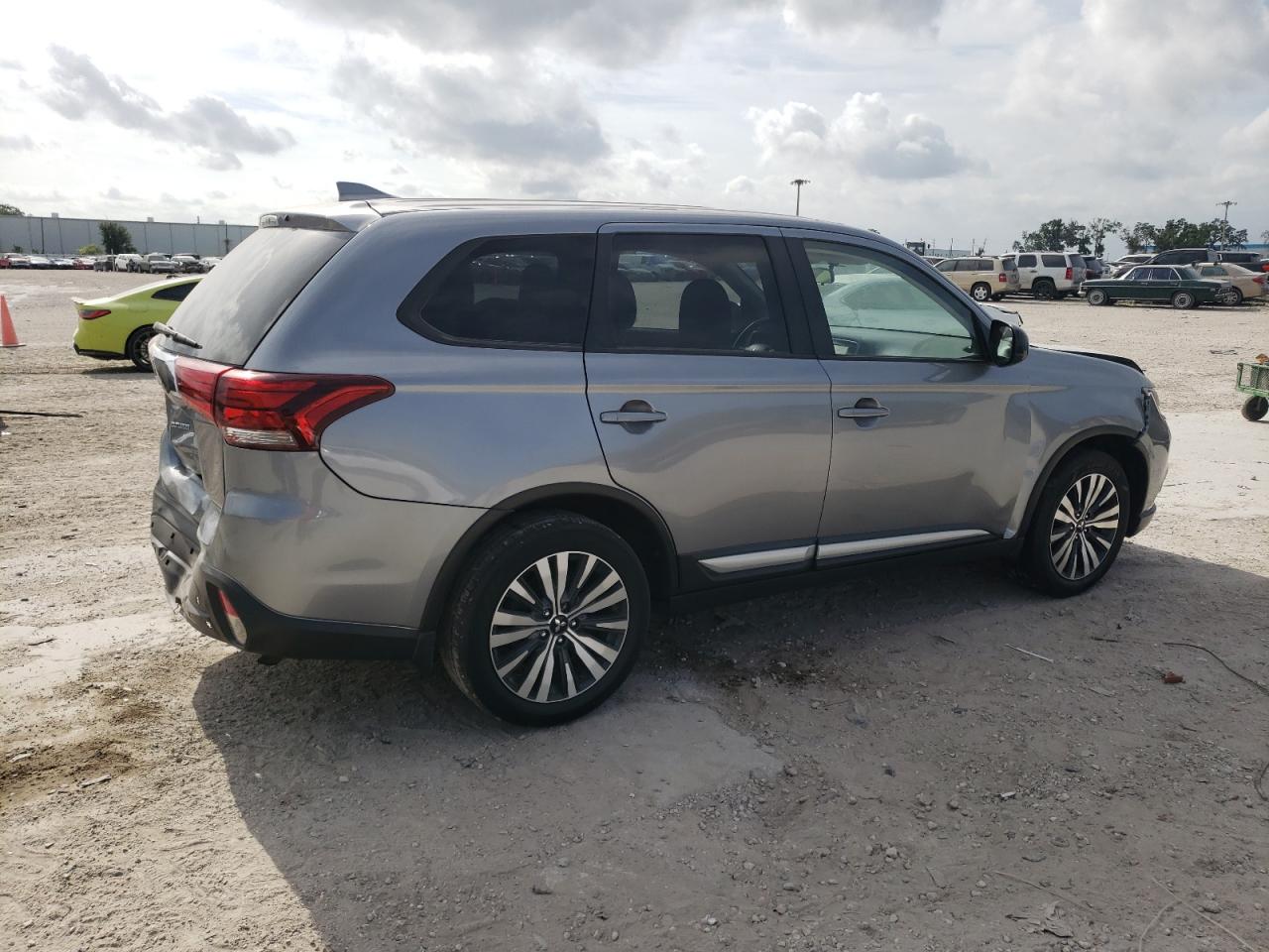 JA4AD2A38LZ019063 2020 Mitsubishi Outlander Es