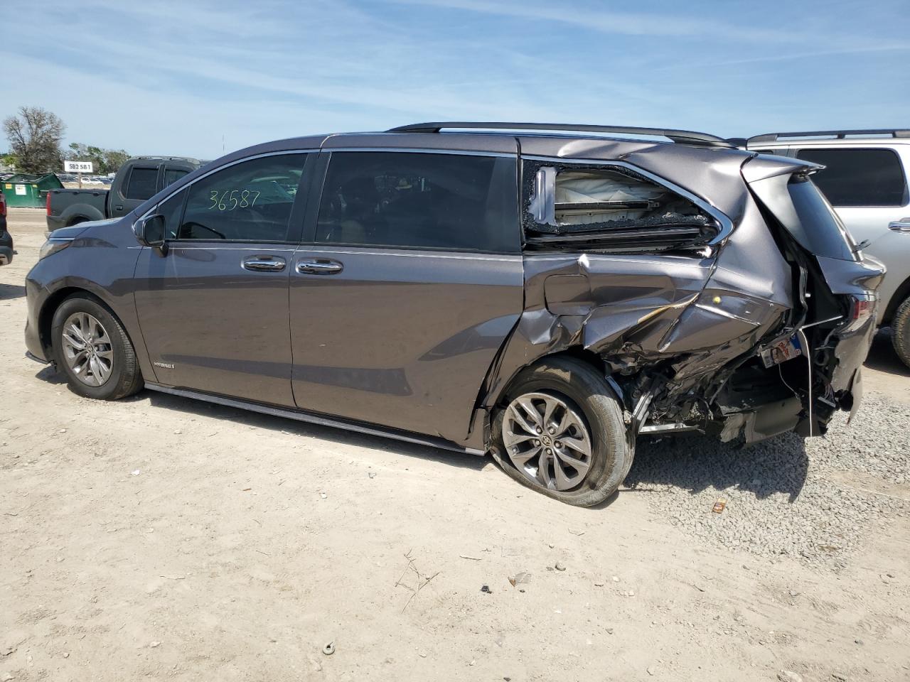 5TDJRKEC1MS044875 2021 Toyota Sienna Xle