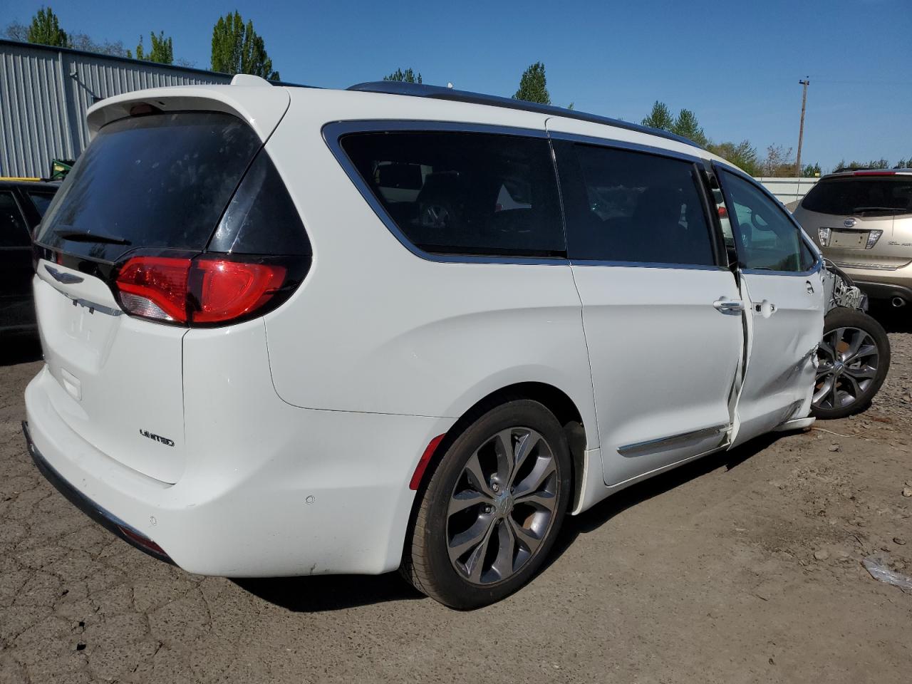 2017 Chrysler Pacifica Limited vin: 2C4RC1GG4HR643301