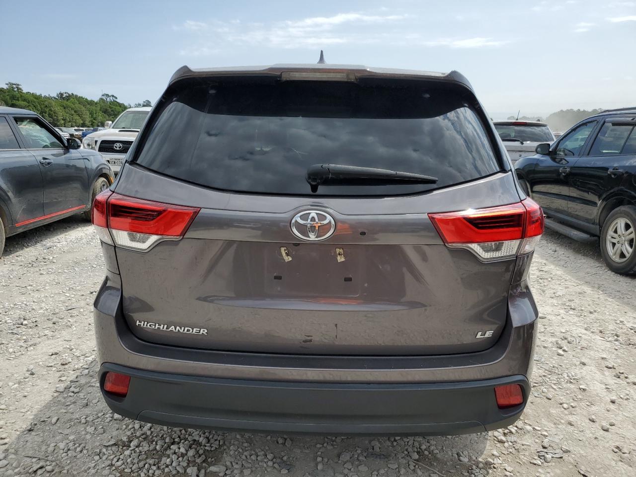 5TDZZRFH7KS318826 2019 Toyota Highlander Le