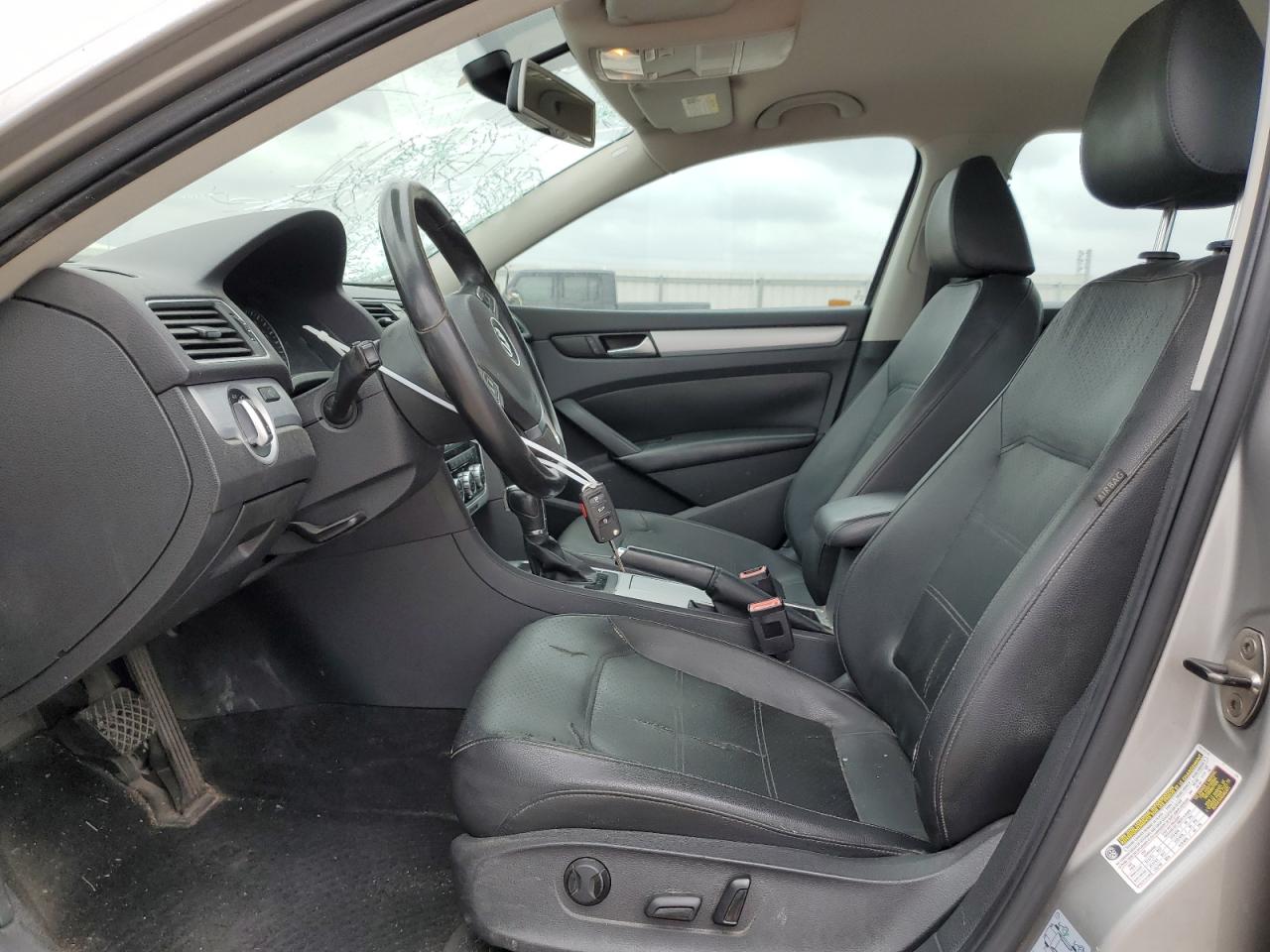 1VWBH7A33CC073821 2012 Volkswagen Passat Se