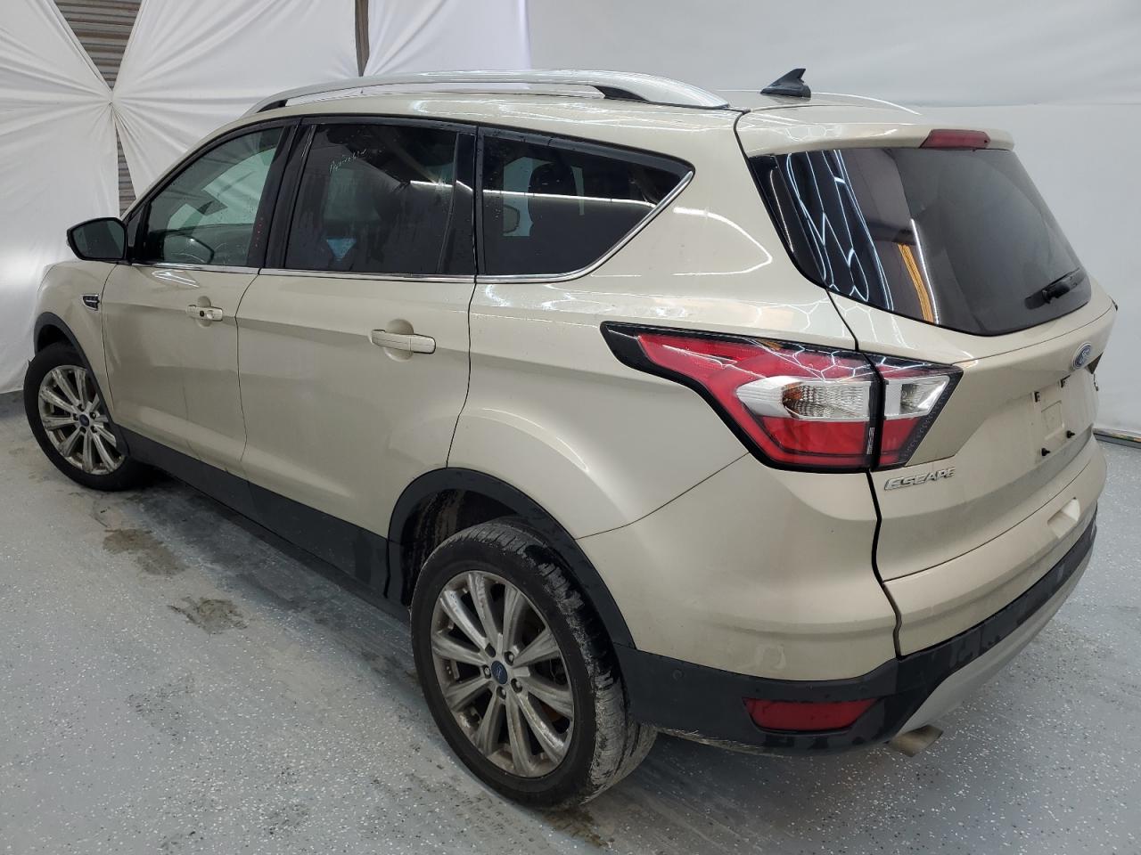 1FMCU9J97JUB31032 2018 Ford Escape Titanium