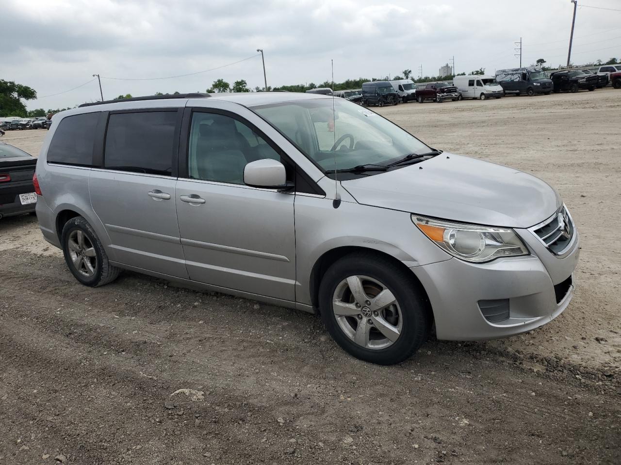 2V4RW3DG7BR767048 2011 Volkswagen Routan Se